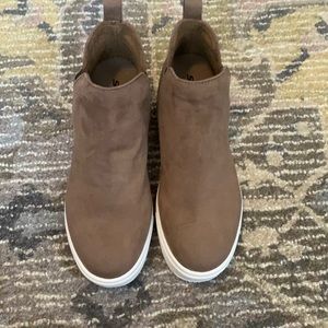 Tan soda heeled sneakers!